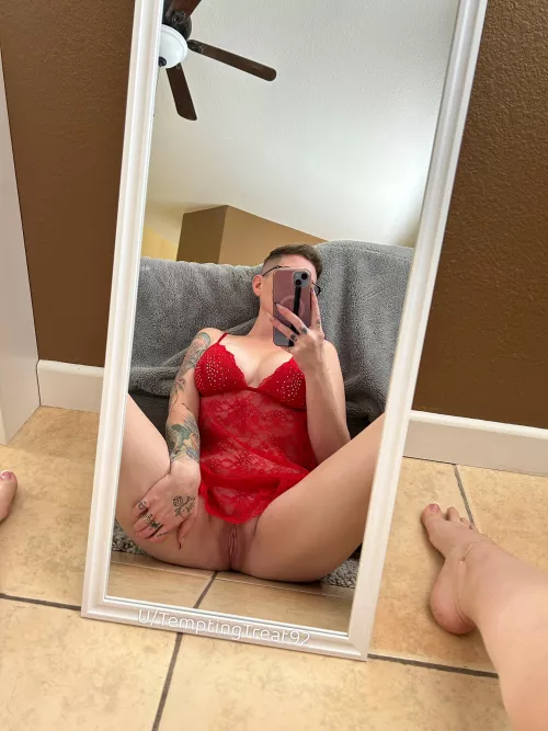 You’re more than welcome to taste this MILFs pussy