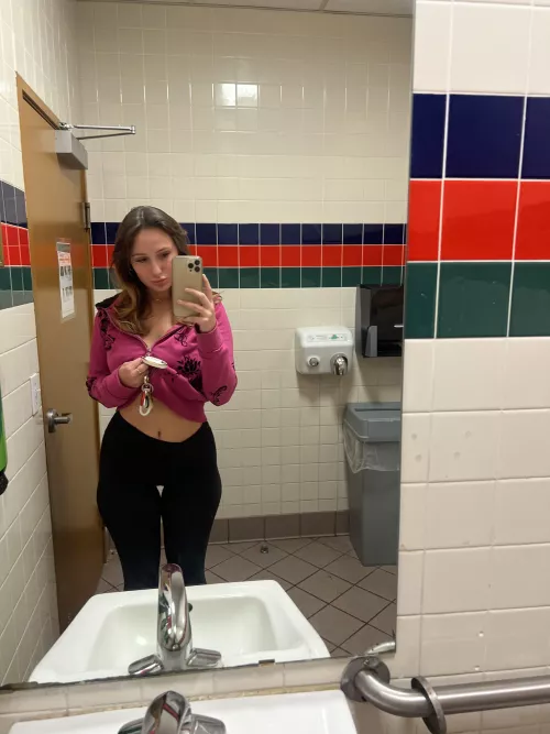 dat thick thighs gap in yoga pants