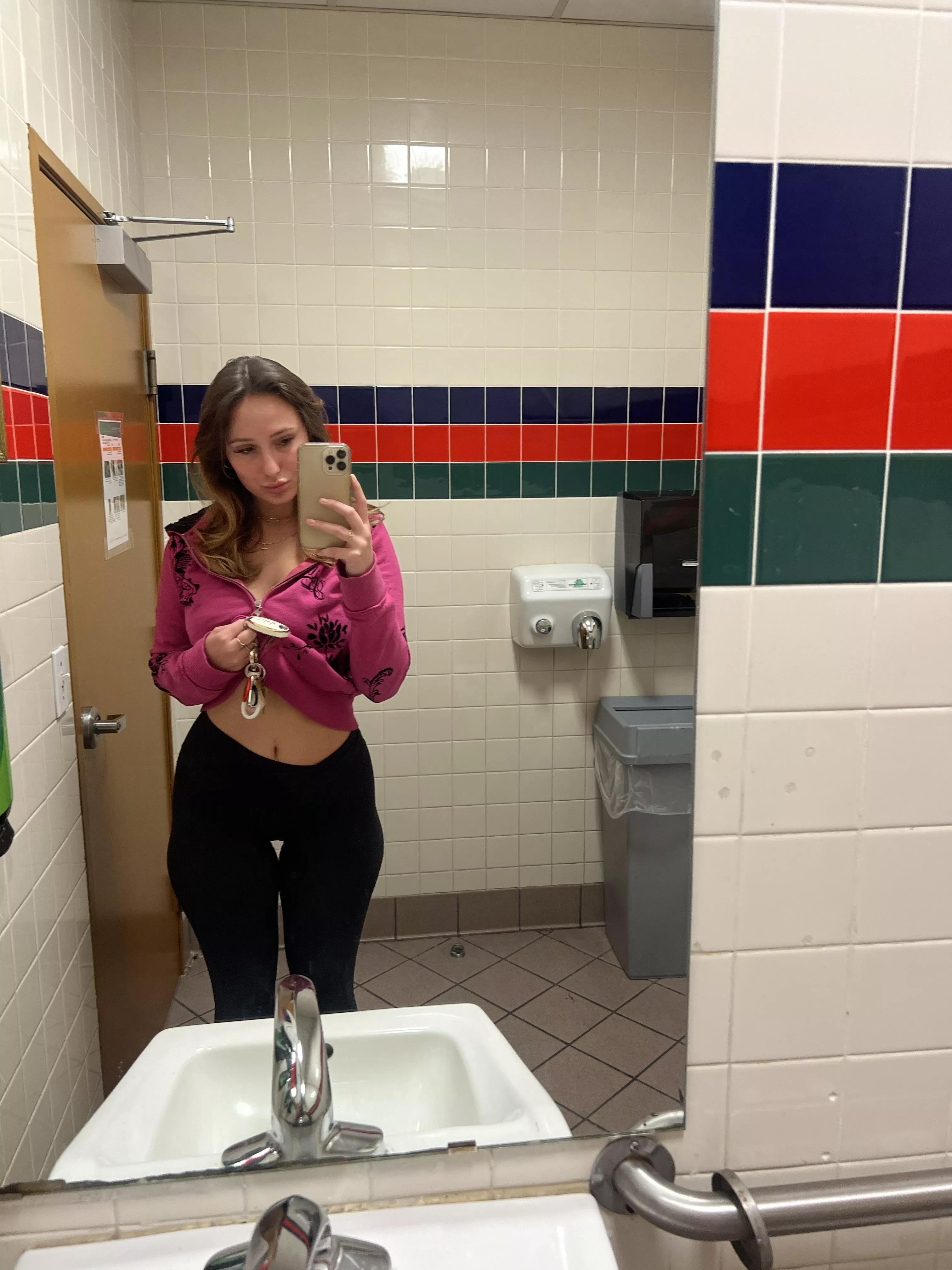 dat thick thighs gap in yoga pants