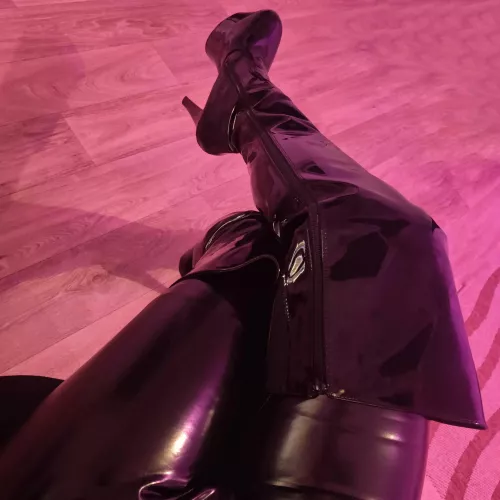 Nothing like a good pair of Pleasers 🖤👠