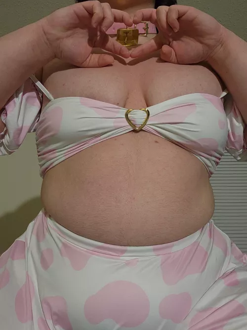 A lil more thicc pink hucow 💟