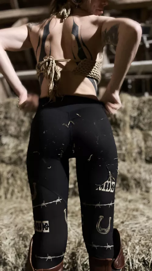 I guess leggings and kneehigh boots are the best combo 🤭