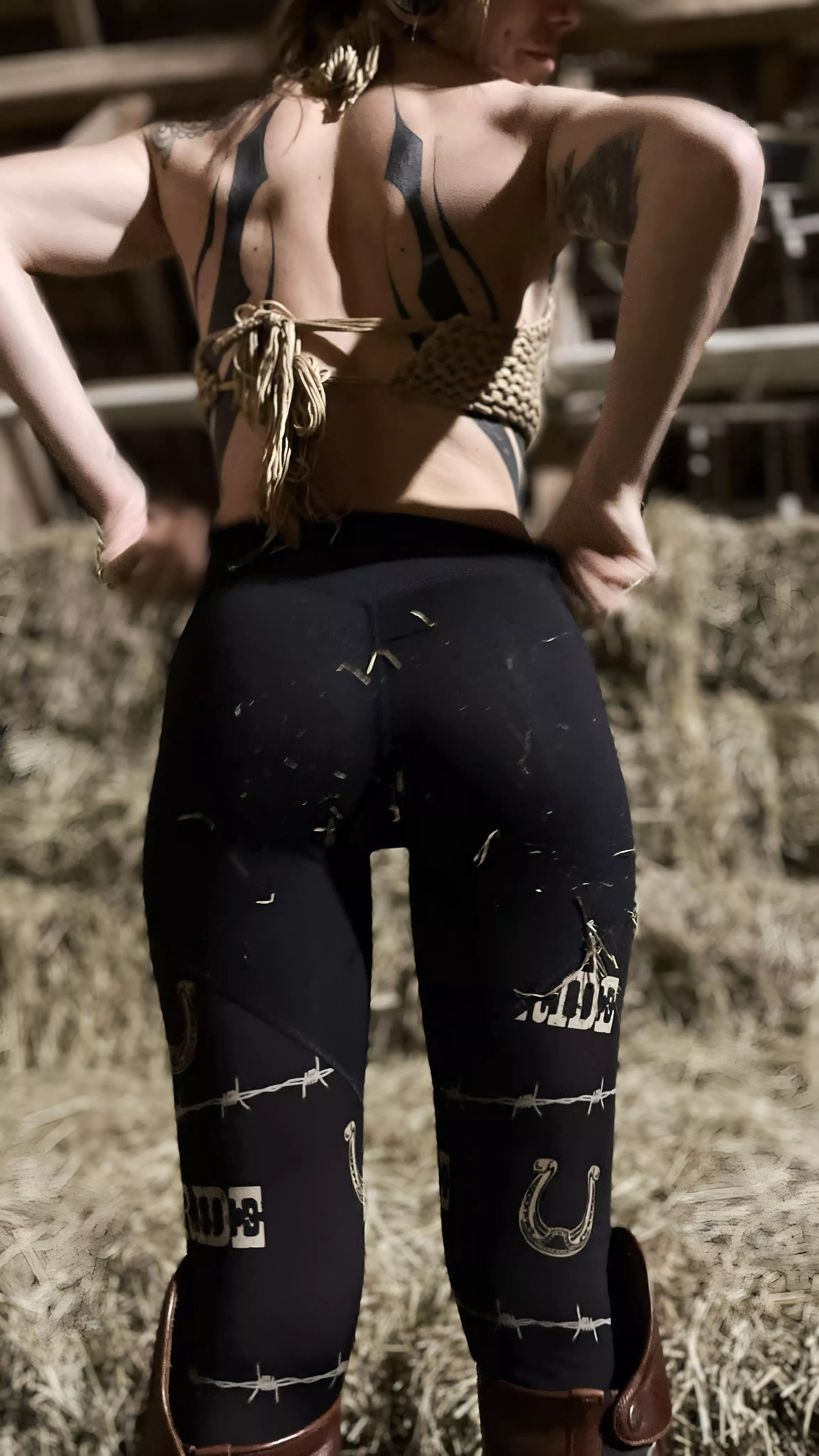 I guess leggings and kneehigh boots are the best combo 🤭