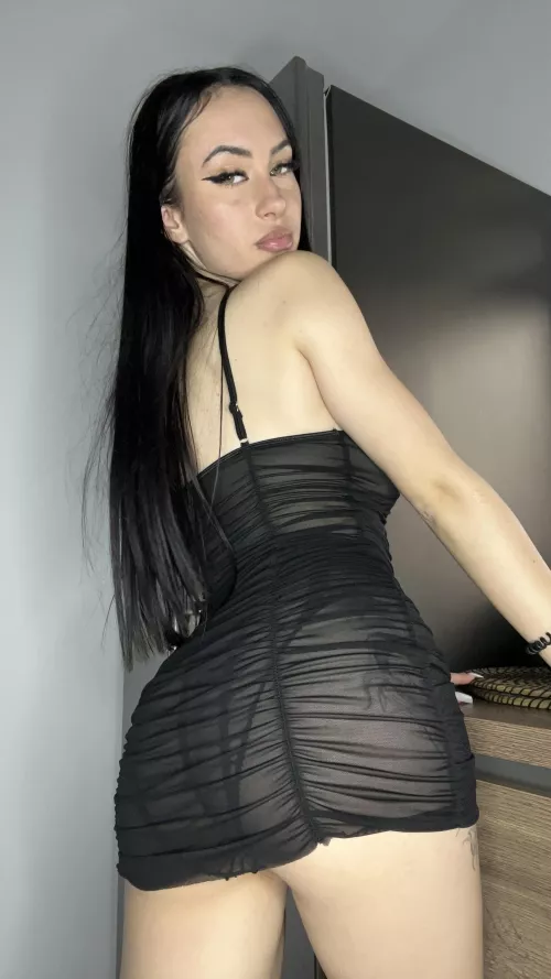 I'm very addicted to this black dress, don't know if its the neck breaking im causing on the streets or my skin color that fashions pretty harmonic with it