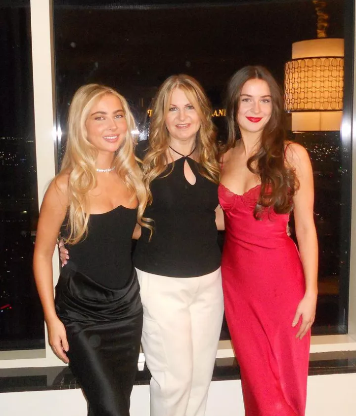 Mother and daughters [3]