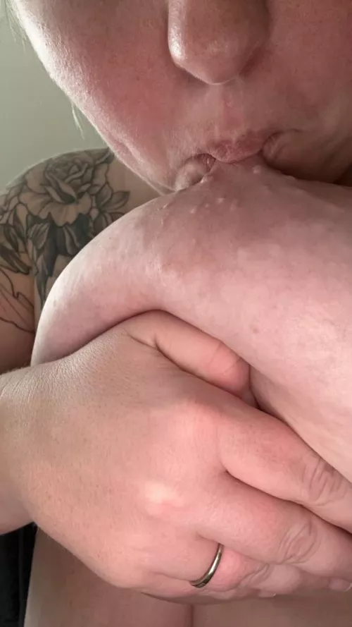 My daily dose of nipple 😏