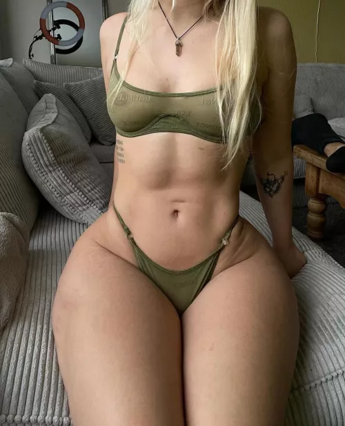 What kinda pose is this called and is there a sub reddit that posts pics just like this?