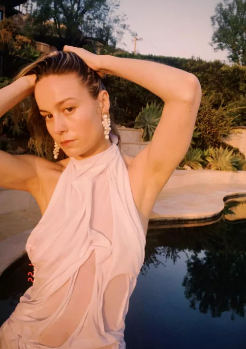 Would love to chat to a bi bud about all the fun we could have looking at Brie Larson