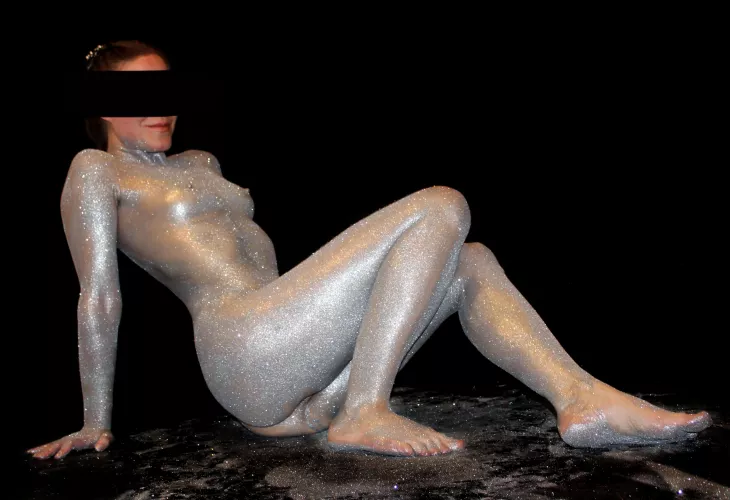 Dana Alien covered in glitter 🪩💖