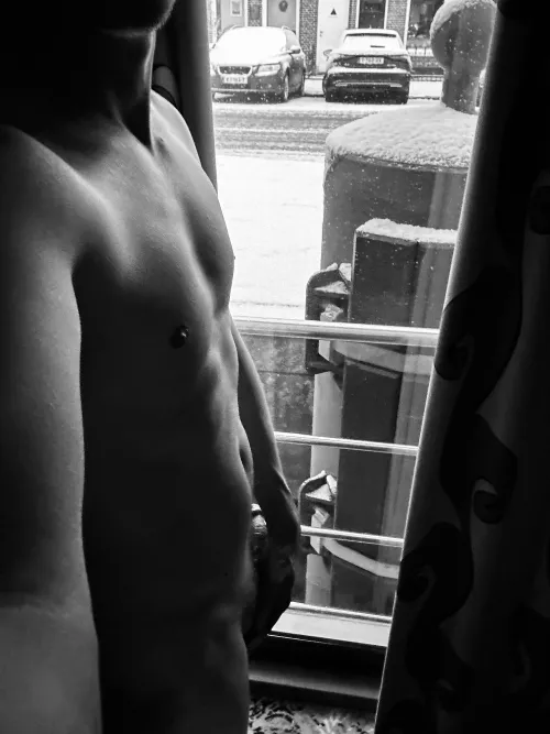 Drapes are what‘s hanging between me and unsuspecting bypassers 🖤