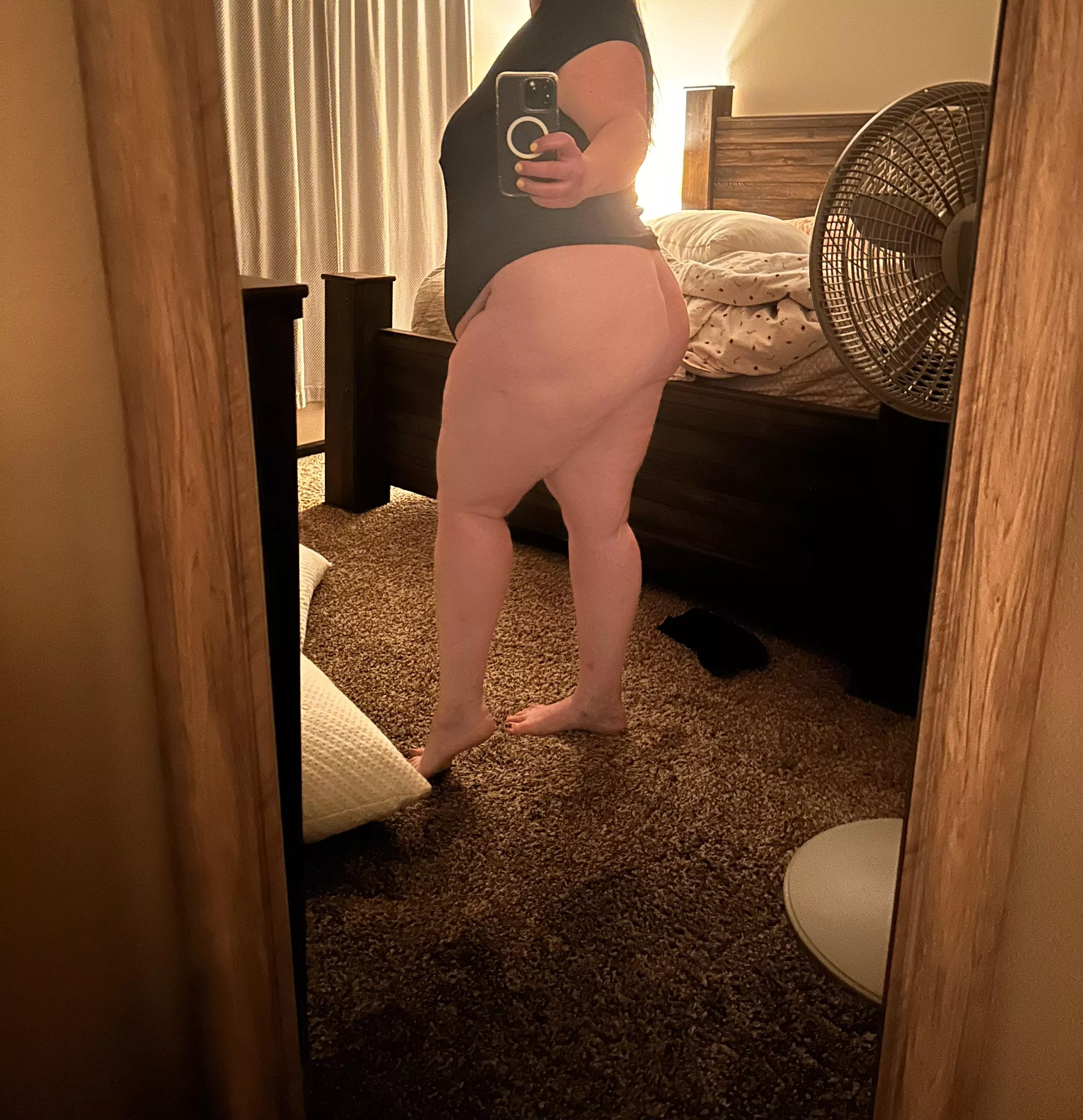 I’ve really been into full body mirror selfies lately 😋😘