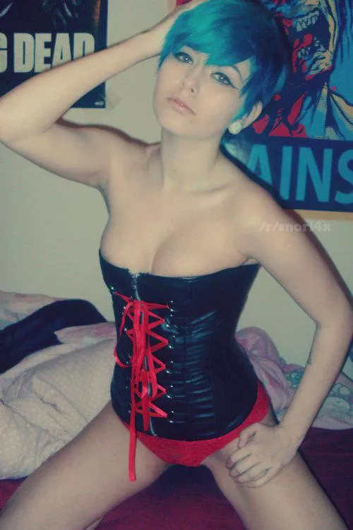 laced up corset - december circa 2012!! 🎄🔥❤️