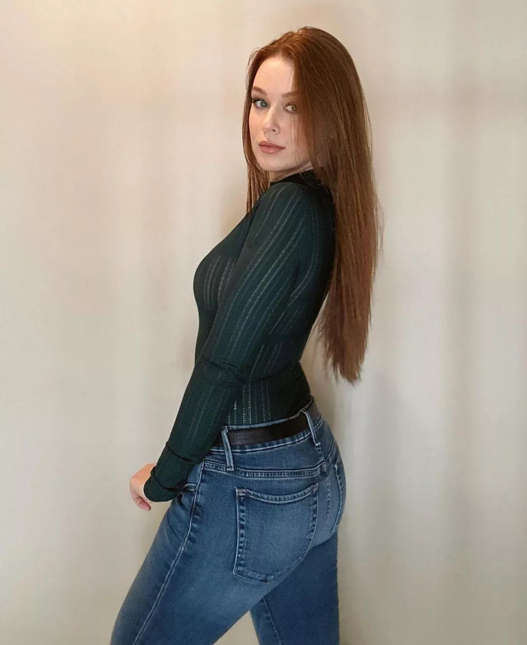 Leanna showing off her ass in jeans