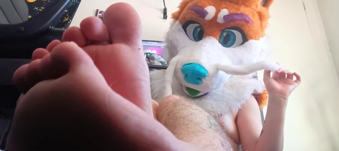 Needing some paw rubs, tired and sore dragon feet needs attention~