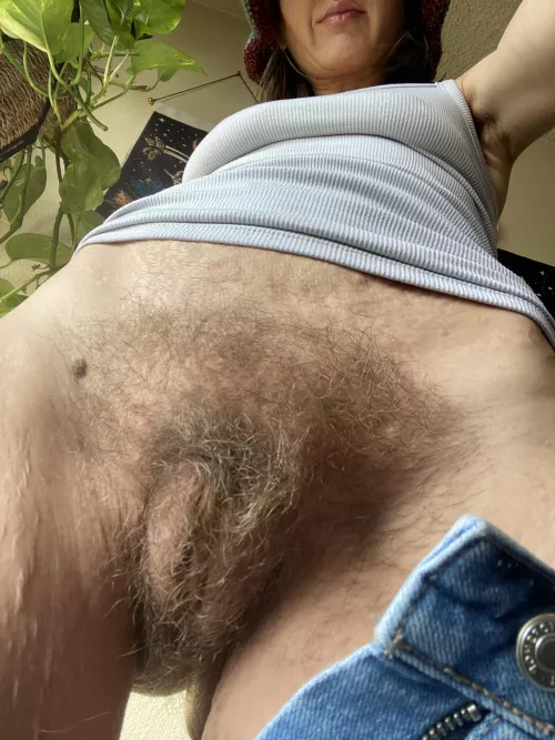 Spread my hairy lips, with only your tongue 🙈