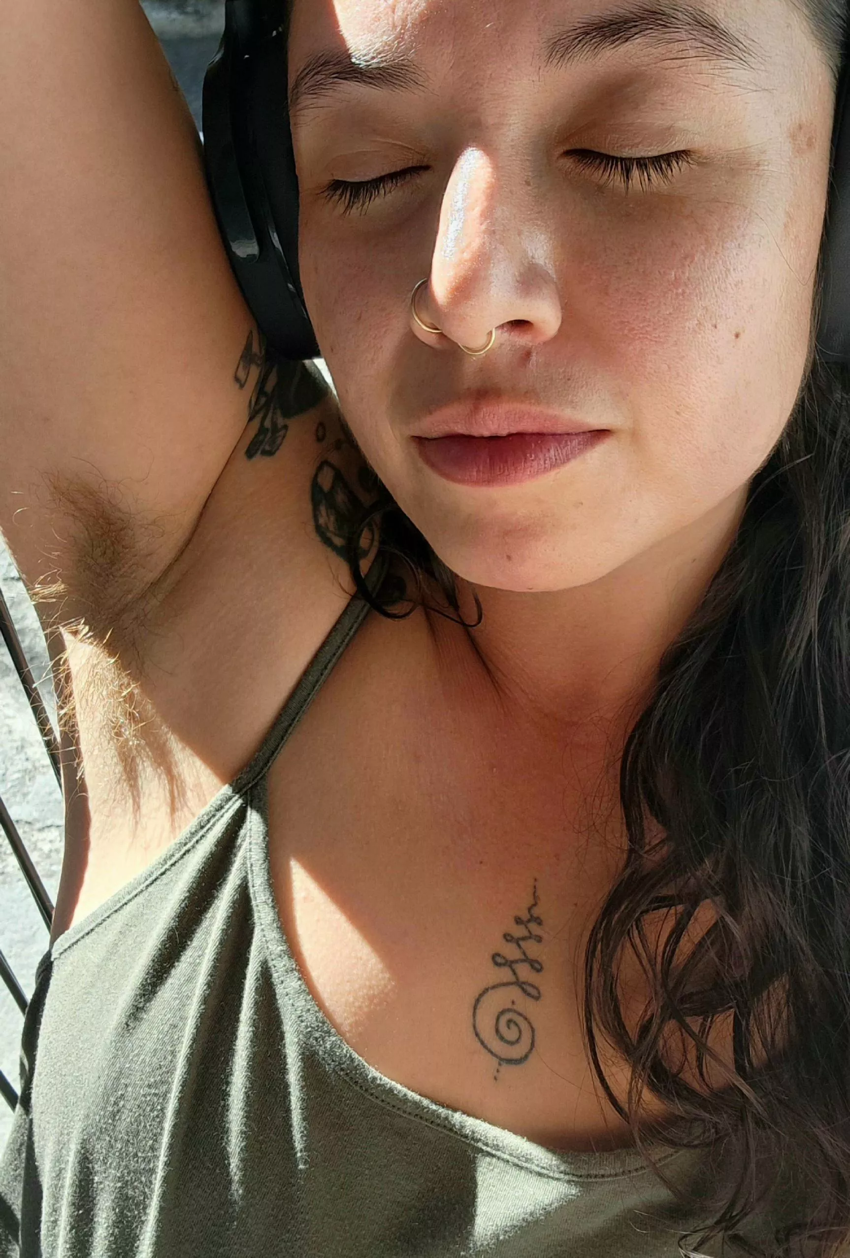 Armpits need sunbathing too