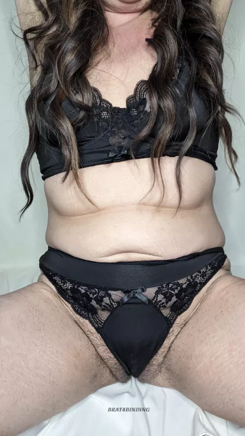 Black lace to tempt you with 😈