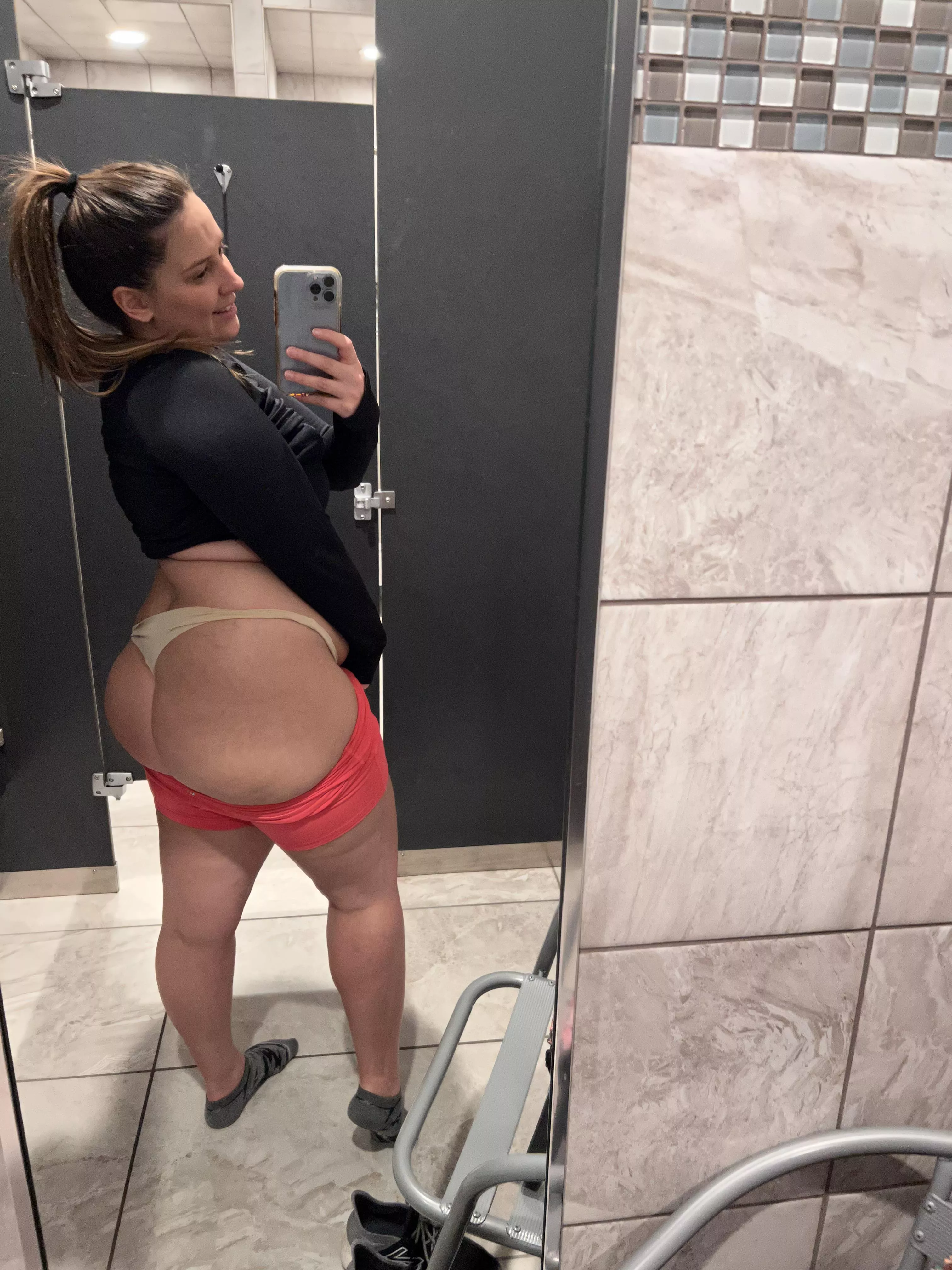 Wanna fuck me in the locker room after we workout??