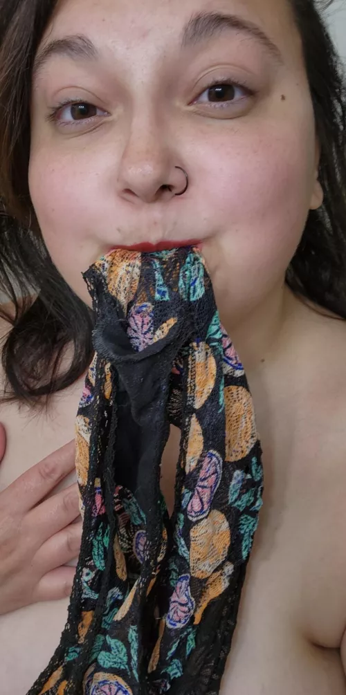 Cirtus lace and red lipstick