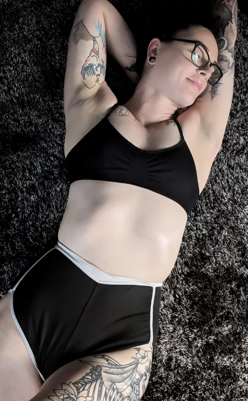 [f] Daydreaming about cock while I should be working out. Anyone for some light cardio??
