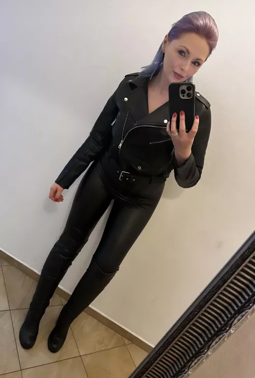 Leather, the material that takes your outfit from bland to beautiful.