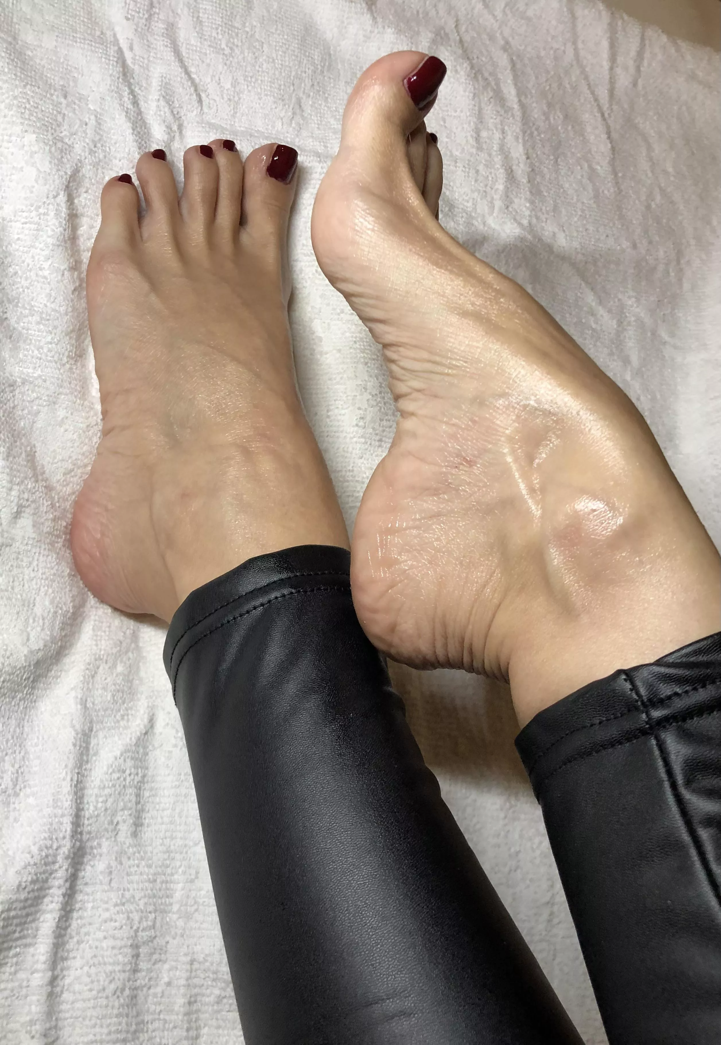 We all love soft and oily feet, right?