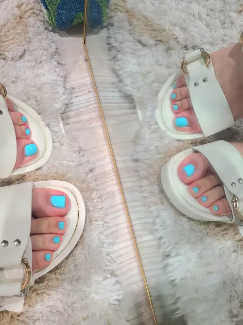 A fresh pedicure is sure to heat up your Sunday evening, isn't it? 😈🐷