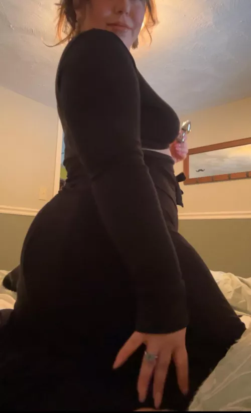 Will someone please make my (f28) pussy drip by sexting my bf (m28) and making me beg for attention?