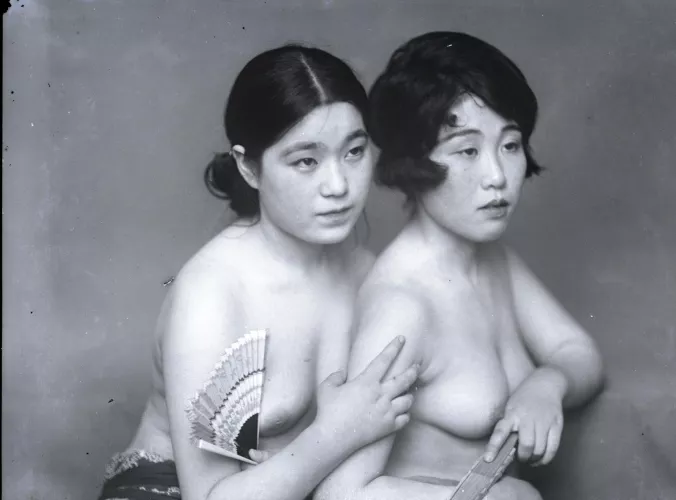 Antique nude portrait of two Japanese women (a glass negative from the 1920s)