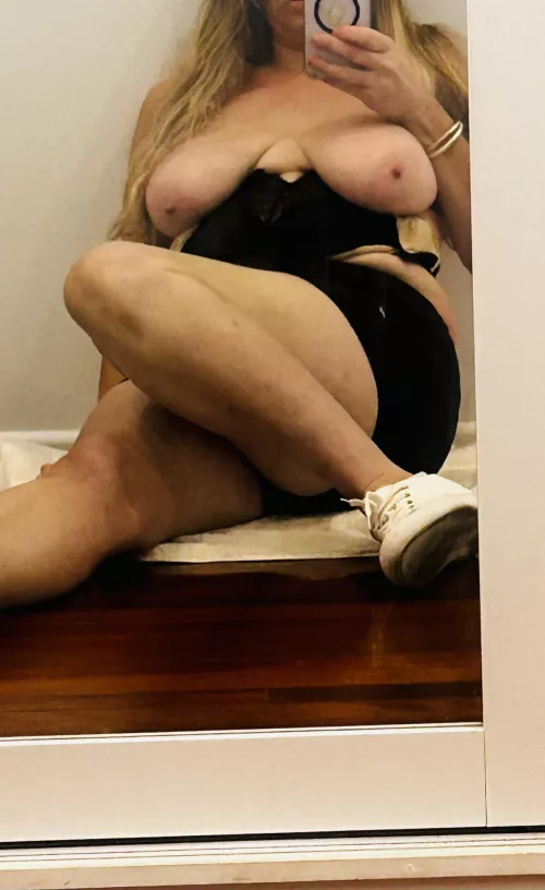 Busy doing chores but decided to drop down and do a quick spicy shoot for you all!