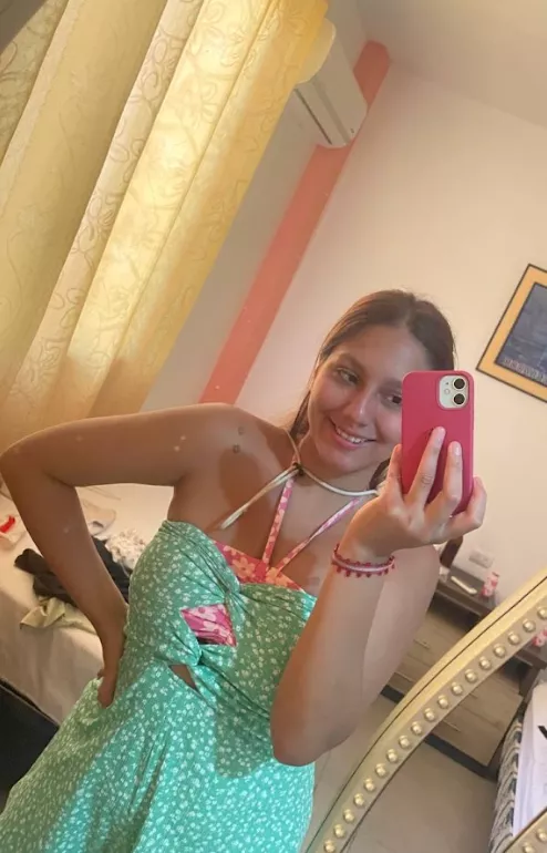 Look so pretty on this green dress