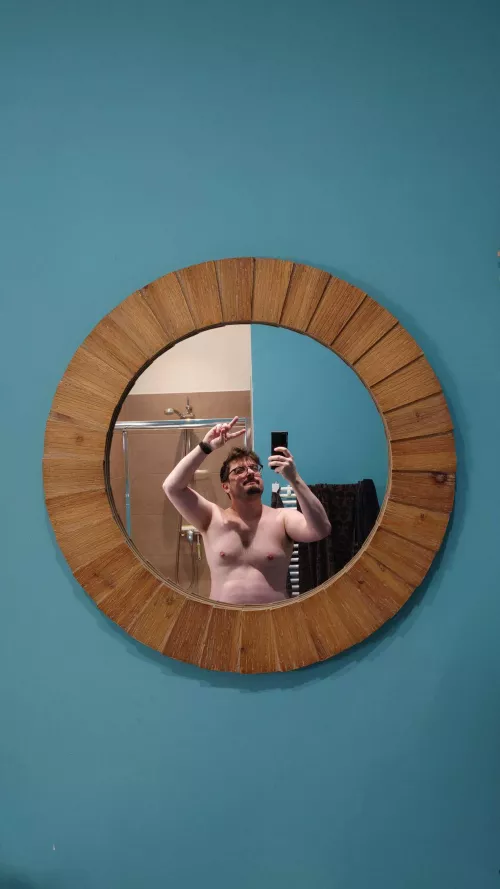 New place, new mirror, same me ✌🏻