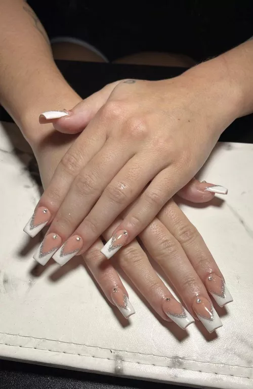 Nothing fits a winter vibe better than white nails, silver glitter and gems