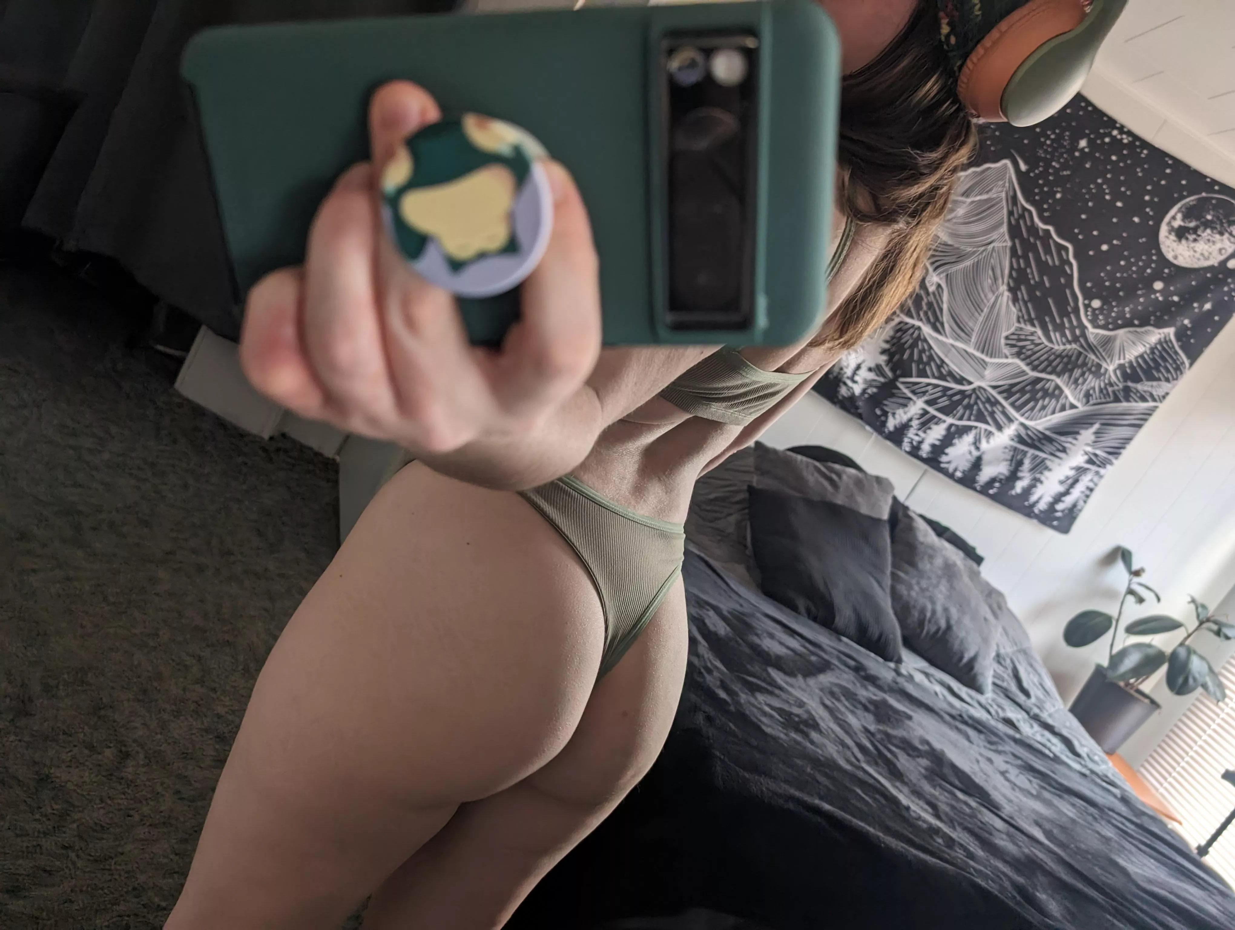 A PAWG who loves a good mirror pic