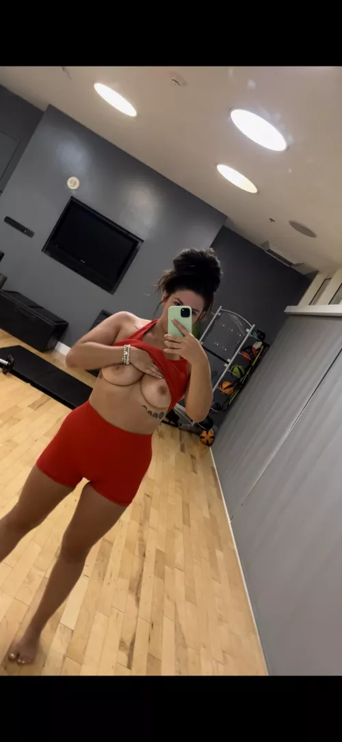[f] sweaty gym tits