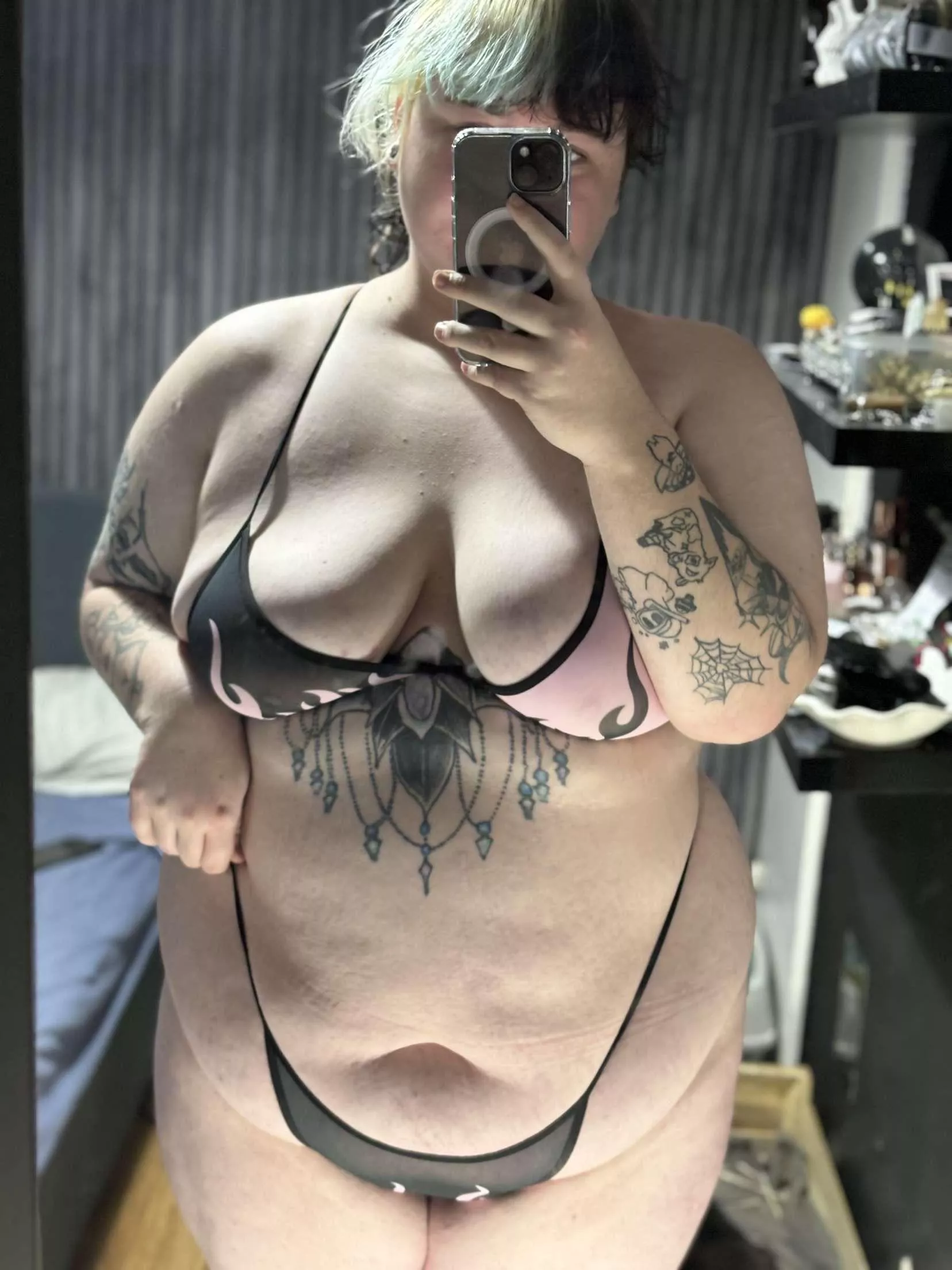 My belly is soo heavy 🐷🖤