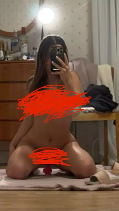 riding this dildo makes me feel so good but i prefer ur dick😋