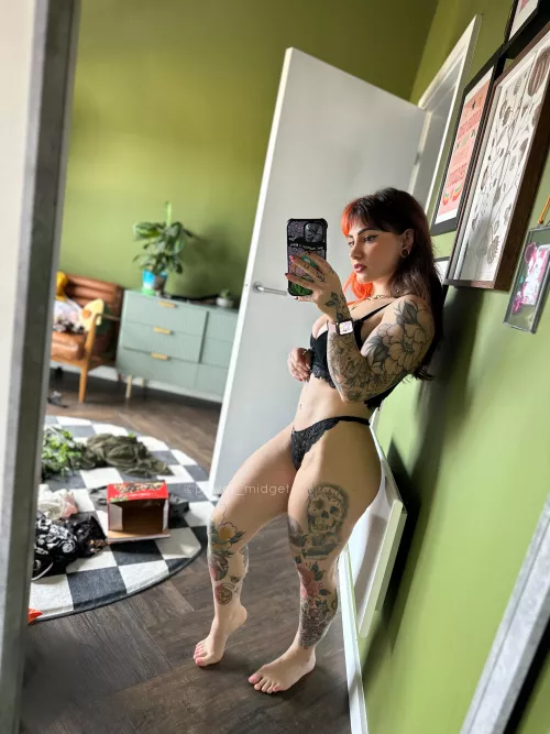 Hot girls have messy rooms 😅