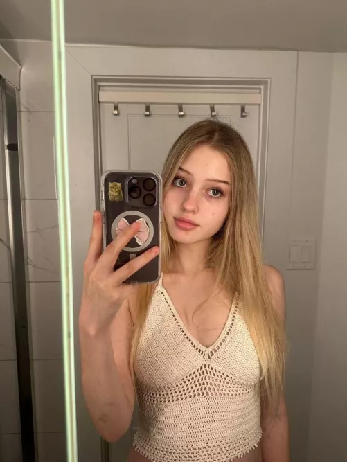 Mirror caught one bad girl 🤭