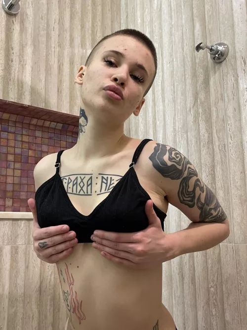 short hair and big lips are perfect