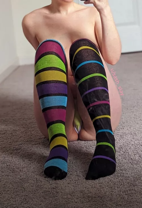 All about these wacky kneesocks 🤪💜