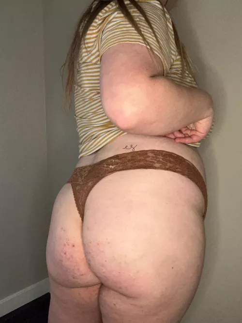 Just a big gal with a decent sized butt 😬😋