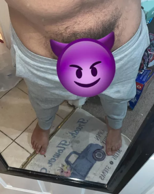 Where the subs that are into findoms 😈 I wanna drain your wallet and your self esteem.