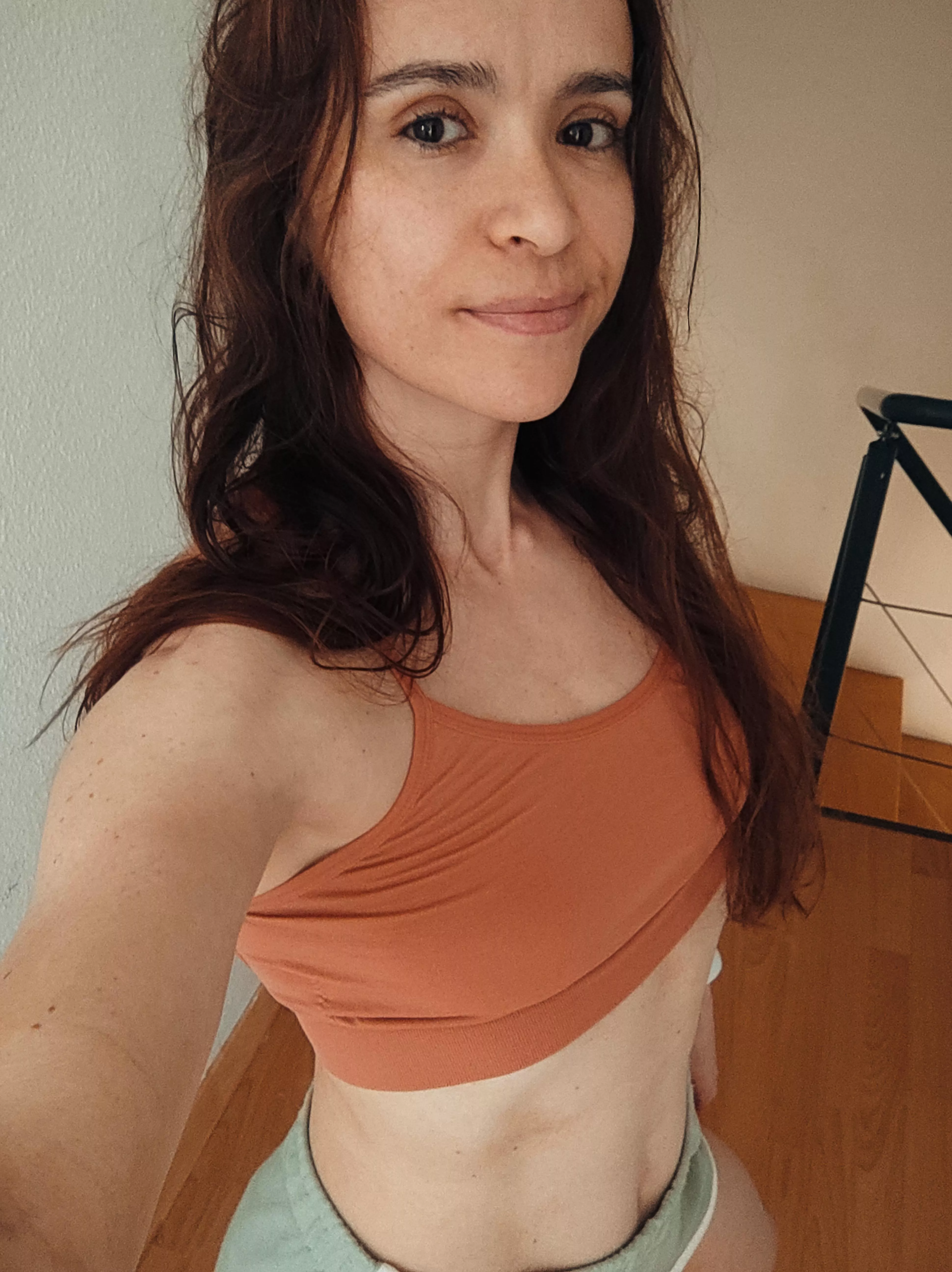 Workout bras and outfits, mundane living in Switzerland @vivi.peak