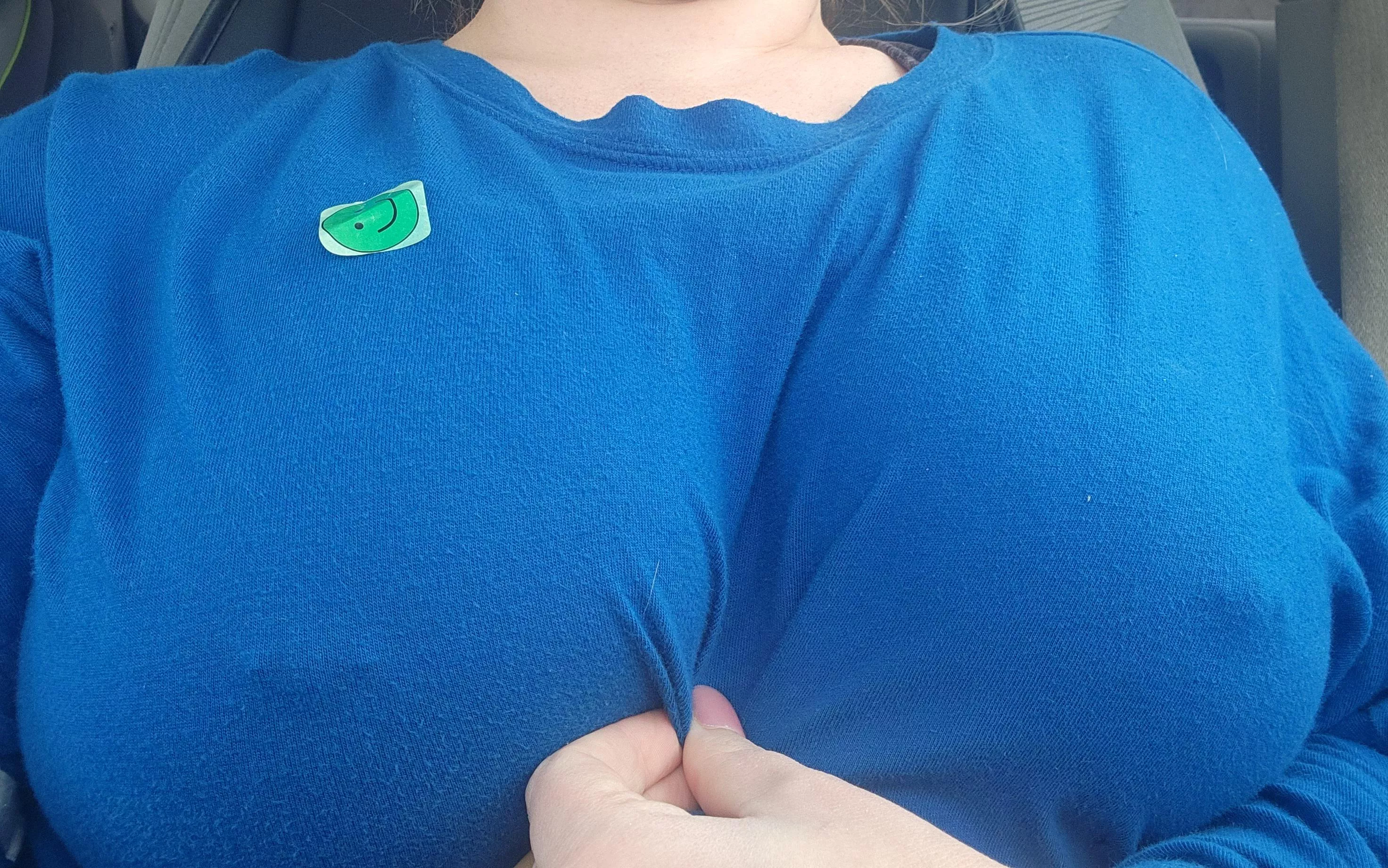 Braless car selfie 🤤