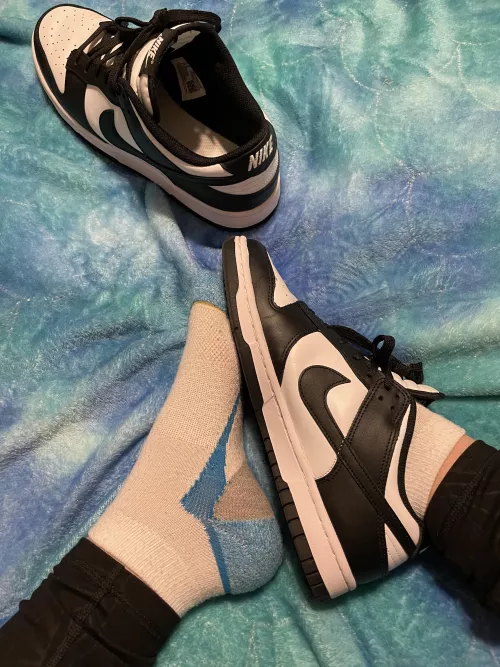 Can you handle the contrast? A warm soft stinky sock on one side, the cold firm sole on the other? 🤭💕