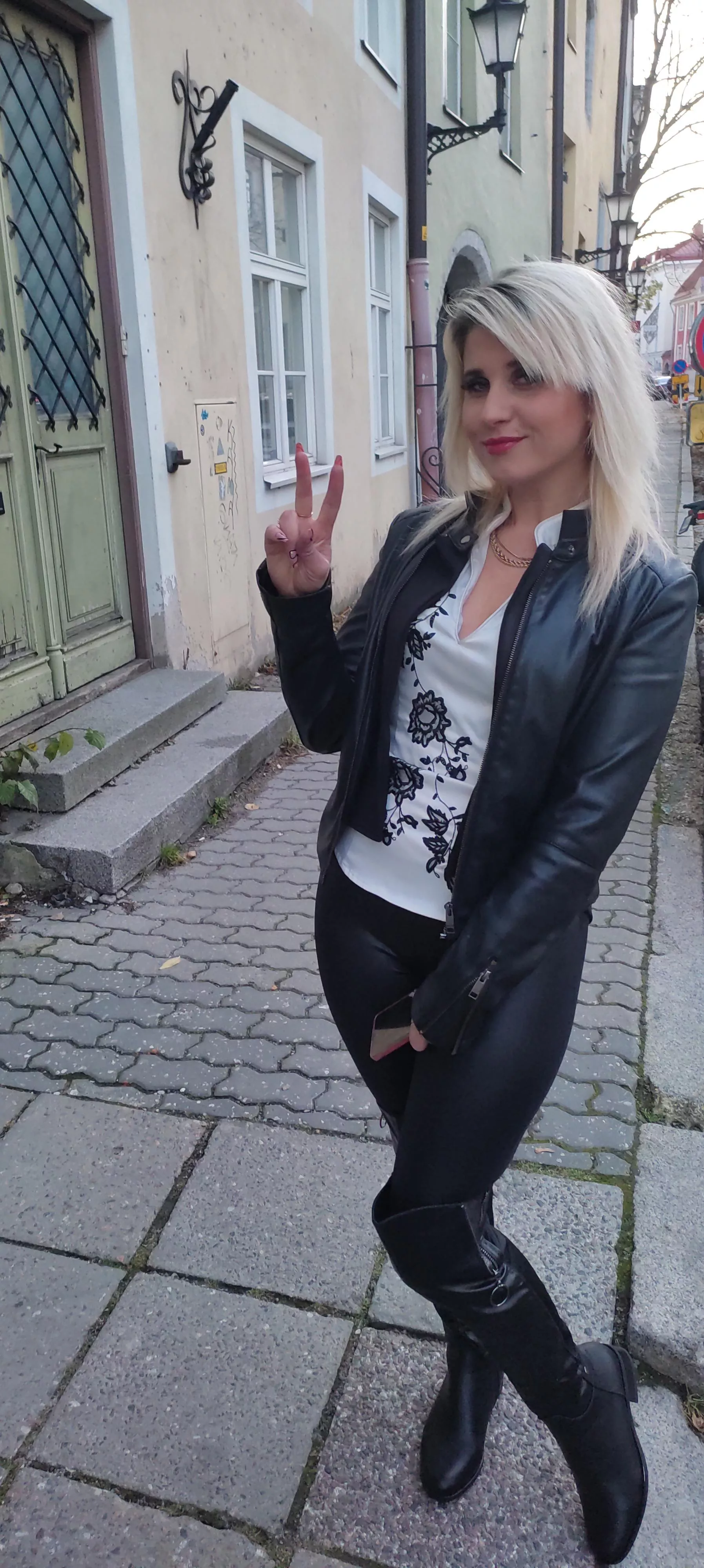 Leathergirl in street :P