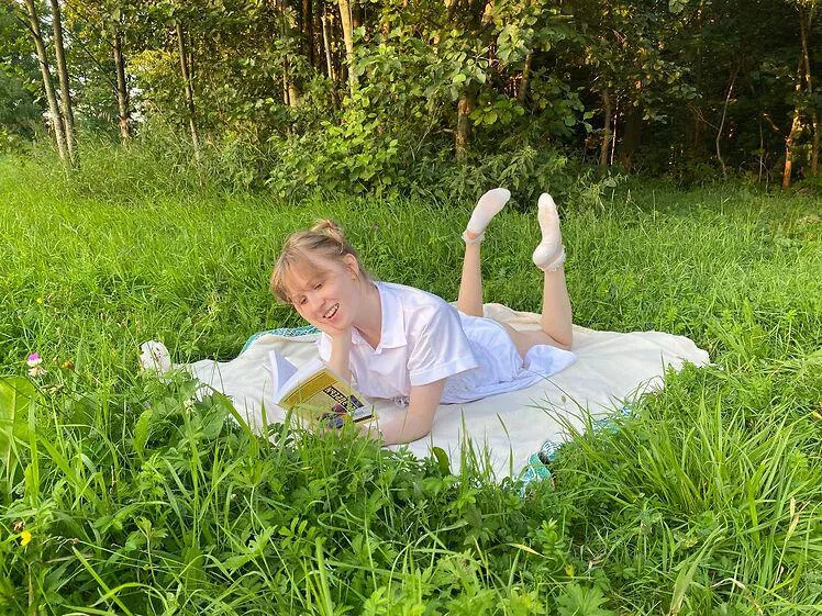 light and transparent [F]