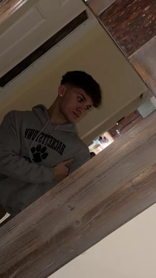 not sure I’m liking this haircut, feeling sorta insecure with the super short sides 🥺