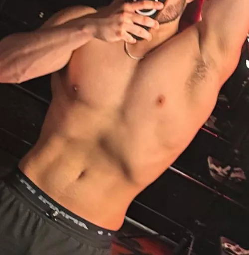 Who wants too smell my sweaty pits?😈